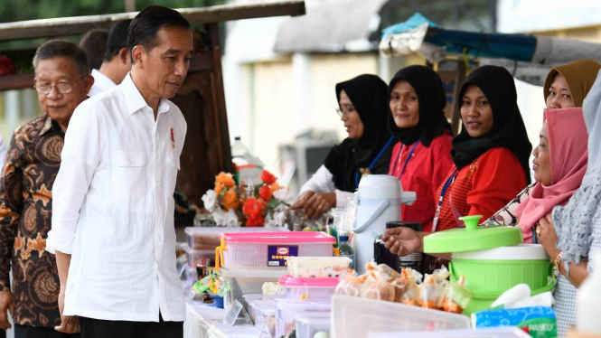 Presiden Joko Widodo meninjau hasil karya Program Mekaar binaan PNM di Cijantung, Jakarta