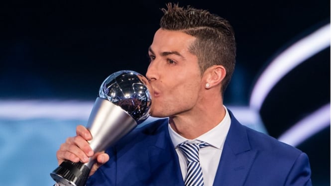 Bersama Real Madrid, Cristiano Ronaldo, meraih Liga Champions dan mengantarkan Timnas Portugal merebut Piala Eropa 2016.-All Sport/Philipp Schmidli