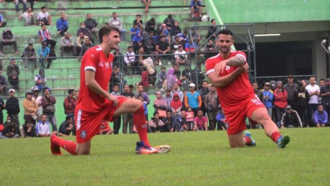 Dua pemain asing Arema FC, penyerang asal Brasil, Roberto Lima Guimaraes (kanan)