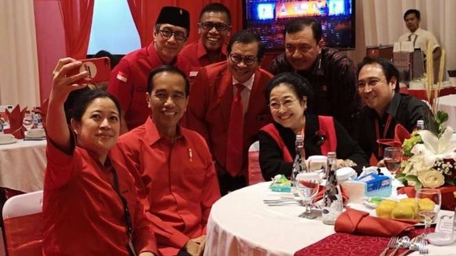 Kepala BIN Budi Gunawan foto bareng dengan Jokowi, Megawati dan elite PDIP