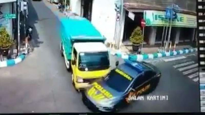 Video truk tabrak mobil polisi