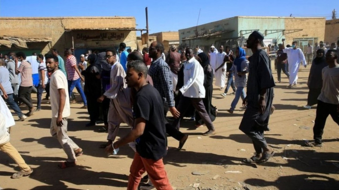 Massa antipemerintah Sudan berunjuk rasa di jalanan kota Khartoum setelah ibadah salat Jumat, (11/01) waktu setempat.-Reuters