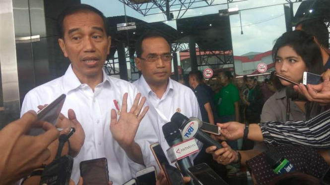 Jokowi dan Menhub Budi di lokasi Silatnas Pengemudi Ojol