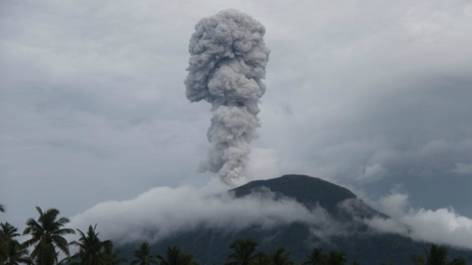 Gunung Ibu di Maluku, meletus