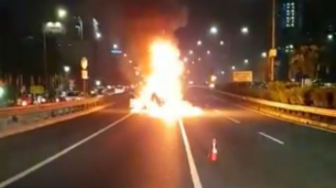 Avanza terbakar di Tol Dalam Kota, Sabtu 12 Januari 2019