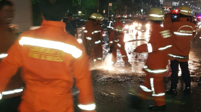 Petugas Dinas Pemadam Kebakaran memadamkan Avanza terbakar di Tol