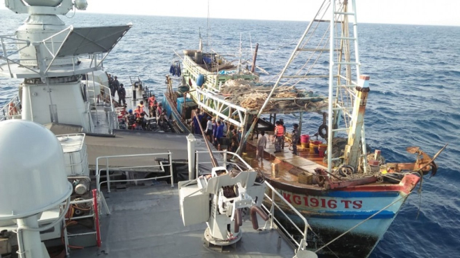 Kapal TNI AL menangkap kapal Vietnam yang melakukan ilegal fishing