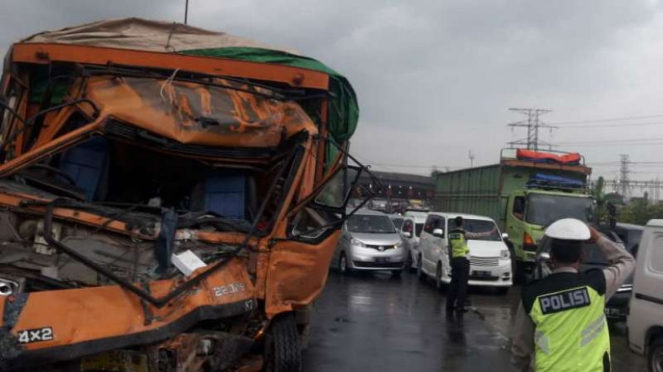 Bus Wisata Tumbuk Truk Tronton di Tol Merak, Enam Orang Luka-luka