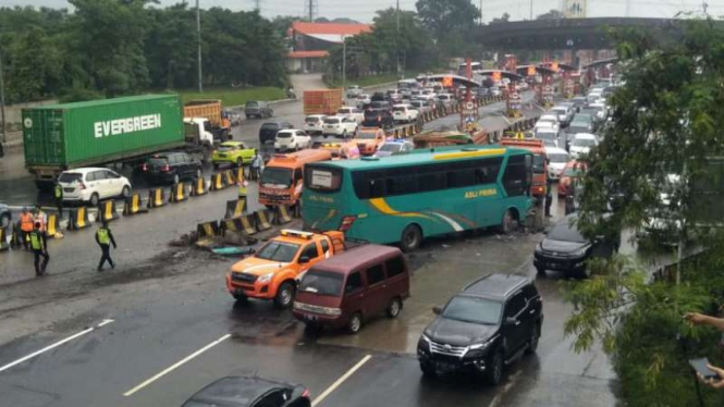 Sebuah bus pariwisata jurusan Tangerang-Labuan kecelakaan dengan truk tronton di Gerbang Tol Cikupa, Kilometer 31, Cikupa, Tangerang, Banten, pada Minggu, 13 Januari 2019.