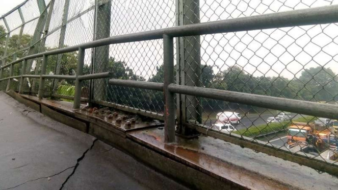 Jembatan penyeberangan orang (JPO) di Jalan Tol Jakarta Tangerang retak