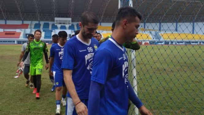 Pemain Persib Bandung melanjalani latihan