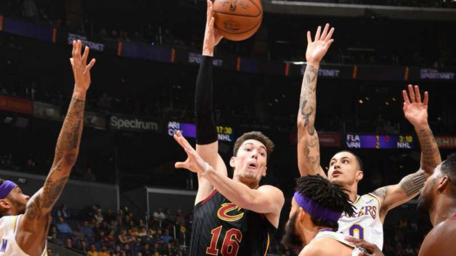 Pemain Cleveland Cavaliers, Cedi Osman (tengah).