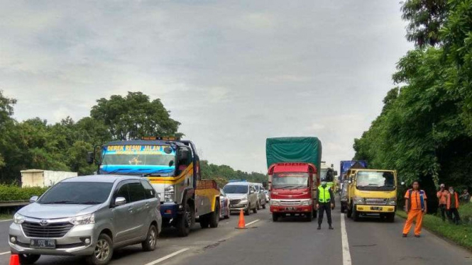 Macet terjadi di tol Jakarta-Tangerang Km 23 akibat truk tersangkut di JPO.