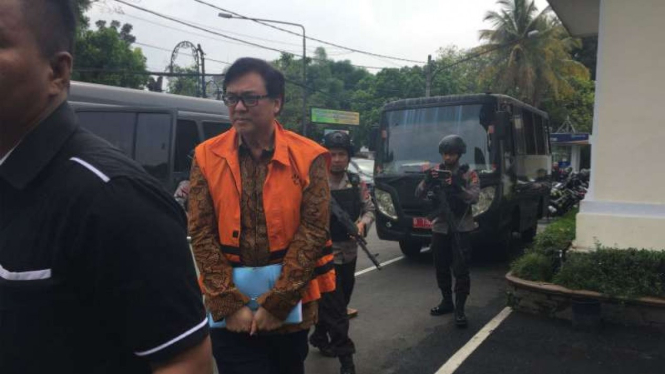 Bos Meikarta, Billy Sindoro, diborgol dan mengenakan rompi tahanan sesaat sebelum menjalani sidang perkara suap di Pengadilan Negeri Kelas 1A khusus Bandung, Jawa Barat, pada Senin, 14 Januari 2019.
