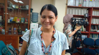 Sedihnya Melanie Subono Nasi Kotaknya Ditolak di Tahlilan Habibie