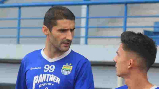 Gelandang Persib asal Montenegro, Srdan Lopicic (kiri).