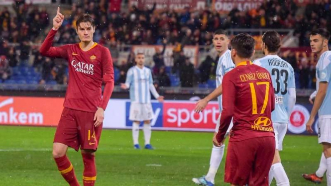 Penyerang AS Roma, Patrik Schick (kanan), melakukan selebrasi usai mencetak gol