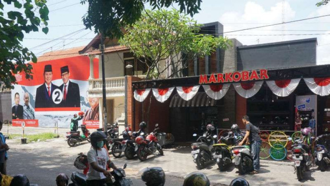 Posko Prabowo Subianto-Sandiaga Uno bersebelahan dengan gerai martabak Markobar di Jalan Sutowijoyo, Penumping, Solo, Jawa Tengah, Selasa, 15 Januari 2019.