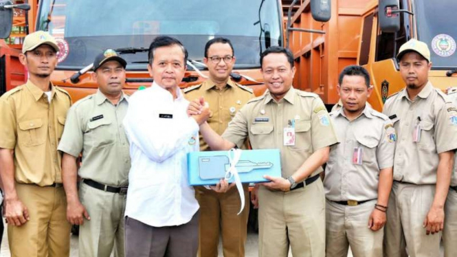 Pemprov DKI hibahkan truk sampah ke Pemkot Bekasi