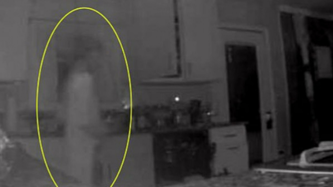 Penampakan hantu di dapur.