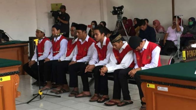 Tujuh orang dewasa terdakwa penganiaya hingga tewas Haringga Sirla si suporter Persija diadili perdana di Pengadilan Negeri Kelas 1A Khusus Bandung, Jawa Barat, pada Selasa, 15 Januari 2019.