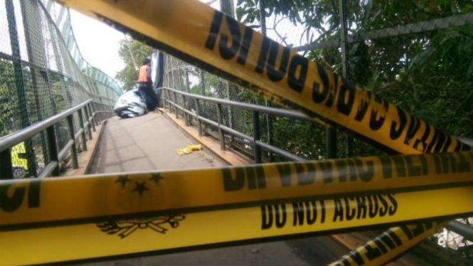 Jembatan penyeberangan orang di atas Tol Jakarta-Tangerang ditutup.