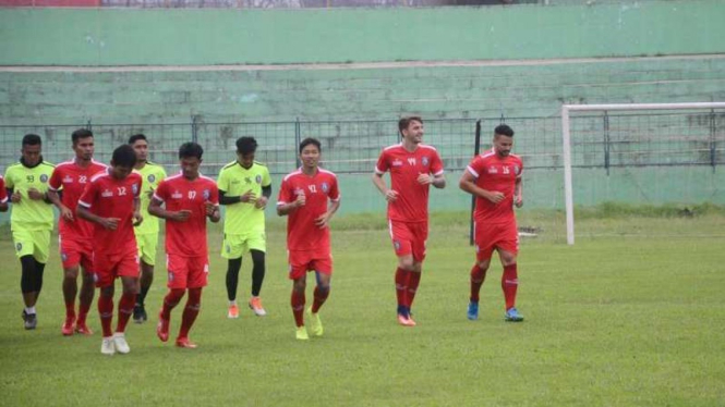 Pemain Arema FC jalani sesi latiham tim.