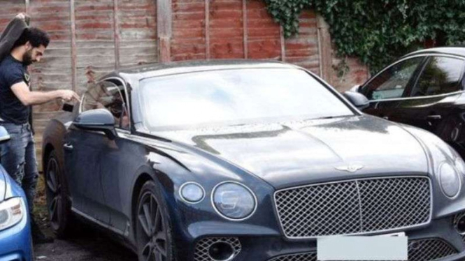 Pemain Liverpool, Mohamed Salah dengan mobil barunya.