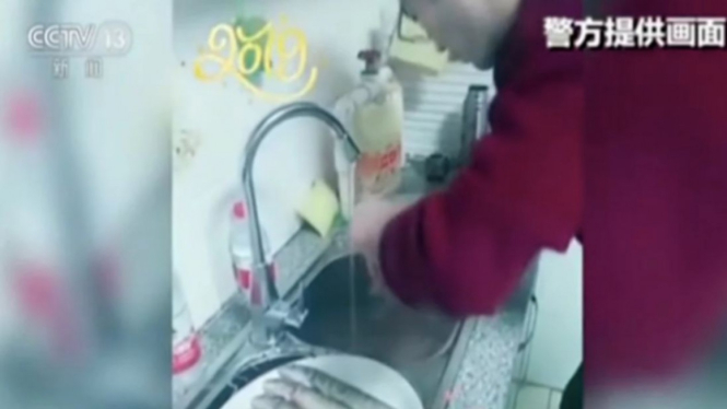 Seorang pria yang tengah membersihkan ikan langka di China