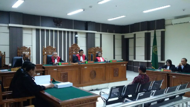 Bupati nonaktif Purbalingga, Tasdi, dalam sidang dengan agenda pembacaan tuntutan di Pengadilan Tindak Pidana Korupsi Semarang, Rabu, 16 Januari 2019.