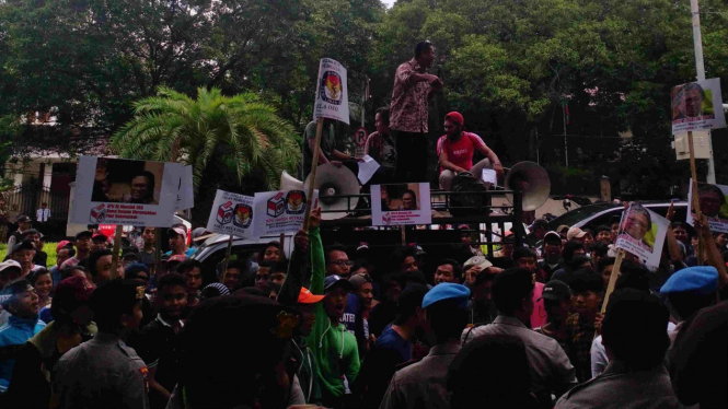Massa pendukung Oso menggeruduk KPU