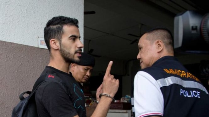 FIFA mendesak Hakeem AlAraibi (kiri) dibebaskan dari penjara Thailand.