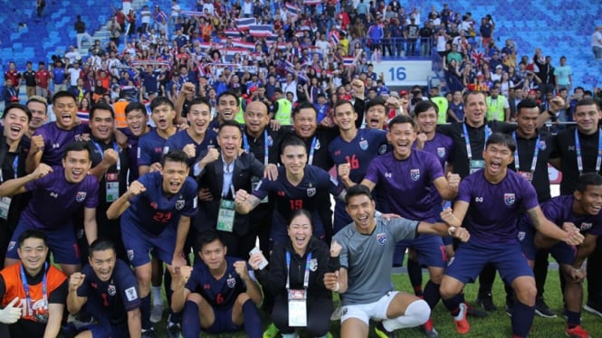 Pemain Timnas Thailand merayakan lolos ke babak 16 besar Piala Asia 2019