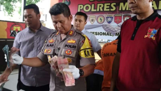 Kepala Polres Mataram, Ajun Komisaris Besar Polisi Saiful Alam, dalam konferensi pers tentang penangkapan tersangka pungli bantuan pascagempa Lombok pada Rabu, 16 Januari 2019.