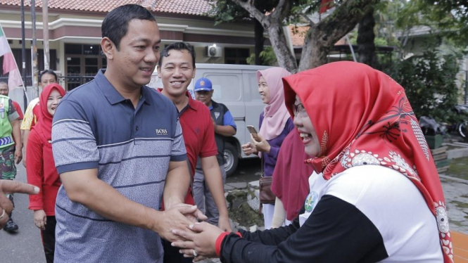 Wali Kota Semarang menyapa warga saat kegiatan jalan sehat di Pandean Lamper.