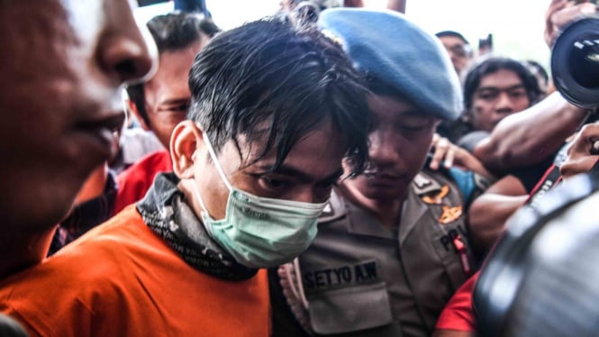 Penyanyi Januarisman Runtuwene (kiri) atau Aris Idol dihadirkan saat rilis kasus penyalahgunaan narkoba di Mapolres Pelabuhan Tanjung Priok, Jakarta, Rabu, 16 Januari 2019.