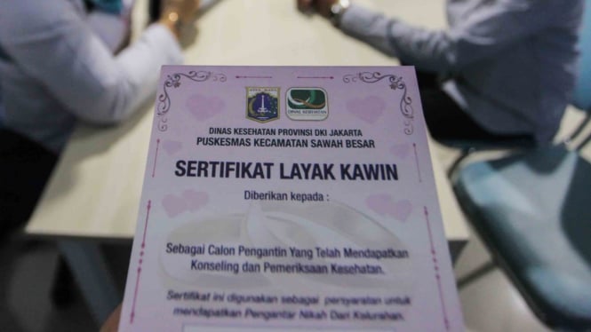 Petugas Puskesmas memberikan konseling dan pemeriksaan kesehatan bagi calon pengantin yang ingin membuat sertifikat layak kawin di Puskesmas Sawah Besar, Jakarta, Rabu, 16 Januari 2019.