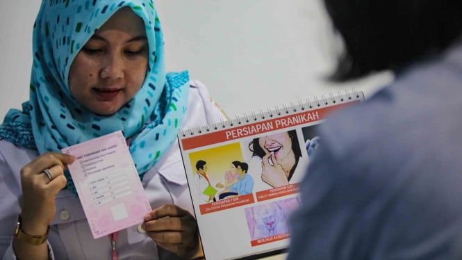 Petugas Puskesmas memberikan konseling dan pemeriksaan kesehatan bagi calon pengantin yang ingin membuat sertifikat layak kawin di Puskesmas Sawah Besar, Jakarta, Rabu, 16 Januari 2019.