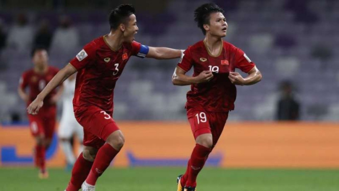 Pemain Timnas Vietnam, Ngoc Hai Que (kanan), melakukan selebrasi