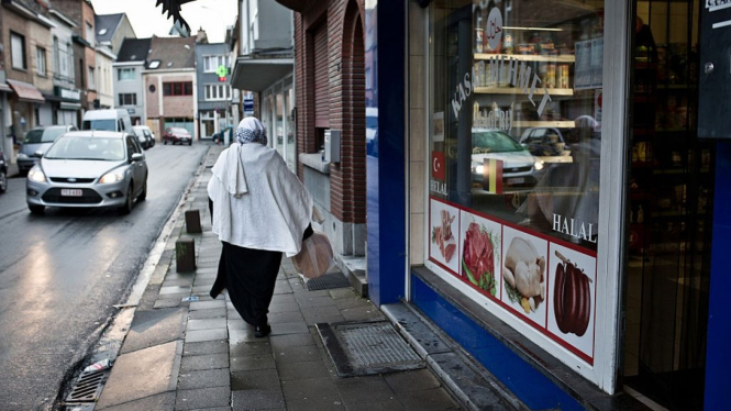 Seorang pria berjalan melewati suatu toko kelontong.-Getty Images