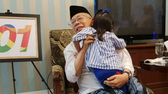 Cawapres nomor urut 01 KH Ma'ruf Amin bersama cucu, di Jakarta.