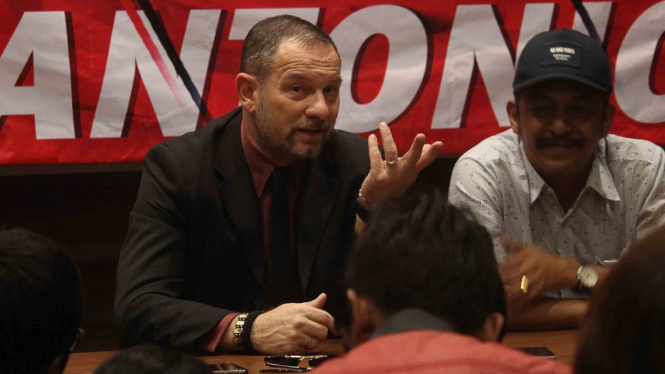 Pelatih Madura United, Dejan Antonic (kiri), didampingi Direktur PT Polana Bola Madura Bersatu Zia Ul Haq Abdurrahim (kanan) menjawab pertanyaan wartawan saat konferensi pers di Surabaya, Jawa Timur