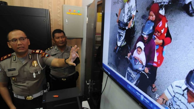 Kasatlantas Polres Klaten AKP Adhytiawarman Gautama Putra (kiri) menunjukan CCTV sitem tilang elektronik di Polres Klaten, Jawa Tengah
