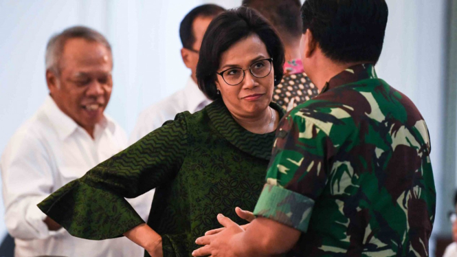 Menteri Keuangan Sri Mulyani (tengah) berbincang dengan Panglima TNI Marsekal TNI Hadi Tjahjanto (kanan) sebelum mengikuti rapat terbatas dengan tema Peningkatan Kesiagaan Menghadapi Bencana di Kantor Presiden, Jakarta