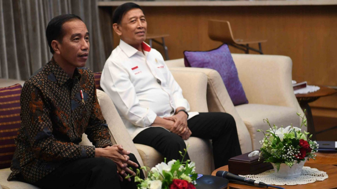 Menko Polhukam Wiranto saat mendampingi Presiden Joko Widodo  melakukan telekonferensi dengan Presiden ke-3 Bacharuddin Jusuf Habibie di Jakarta beberapa waktu lalu.
