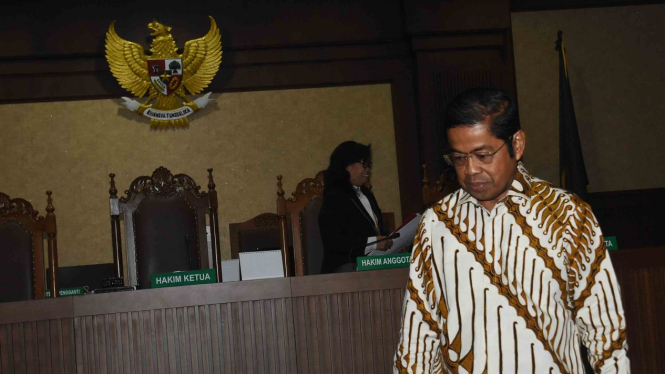 Terdakwa kasus dugaan suap proyek PLTU Riau-1 Idrus Marham bergegas usai mengikuti sidang pembacaan dakwaan di Pengadilan Tipikor, Jakarta