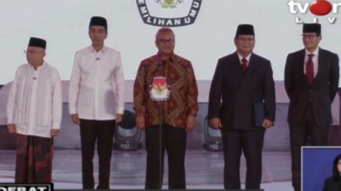 Pasangan Jokowi-Ma'ruf dan pasangan Prabowo-Sandi bersama Ketua KPU Arief Budiman jelang Debat perdana Capres dan Cawapres Pemilu 2019 beberapa waktu lalu. 