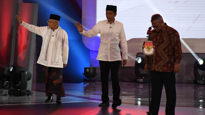 Capres-cawapres nomor urut 01 Joko Widodo (tengah) -Ma'ruf Amin (kiri) tiba untuk mengikuti debat pertama Pilpres 2019, di Hotel Bidakara, Jakarta, Kamis, 17 Januari 2019.