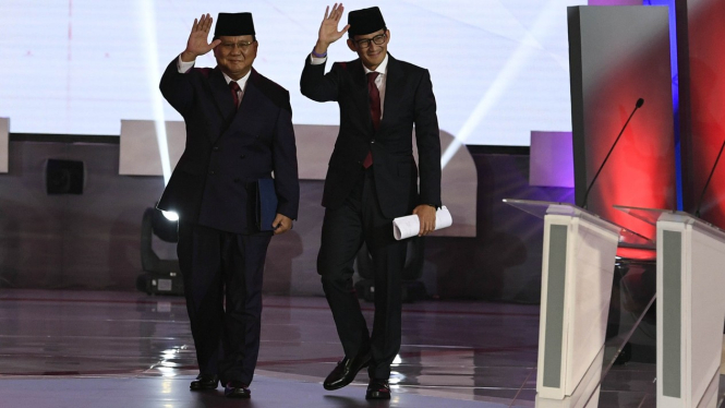 Capres-cawapres nomor urut 02 Prabowo (kiri) -Sandiaga Uno bersiap mengikuti debat pertama Pilpres 2019, di Hotel Bidakara, Jakarta, Kamis, 17 Januari 2019.