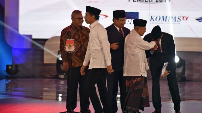 Ma'ruf Amin (kedua dari kanan) dan Sandiaga Uno (kanan) saat Debat Perdana 17 Januari 2019.